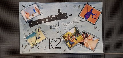 Plakat mit der Aufschrift "Demokratie-Next Generation" und weiteren Bildern