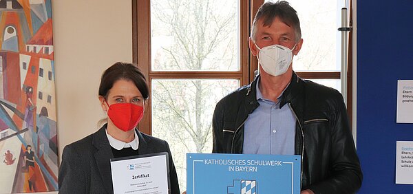 Dunja Müller und Schulleiter Jürgen Moritz bei der Zertifikatsübergabe